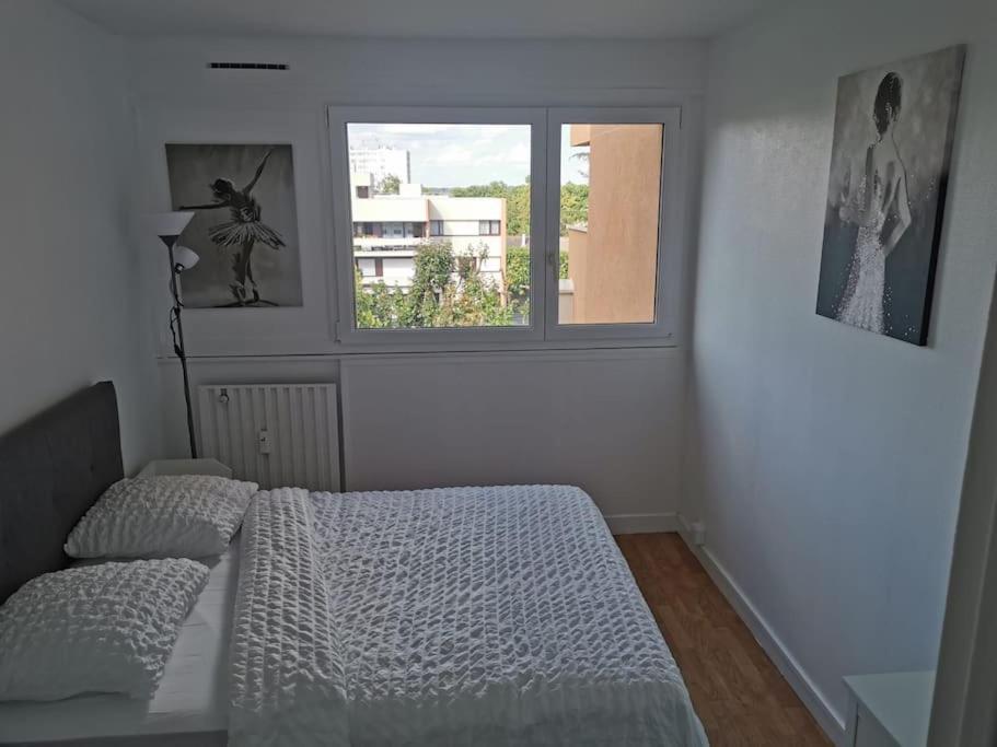 F3 Compose De 2 Grands Lits Et 1 Grand Canape Lit Courcouronnes Exterior photo